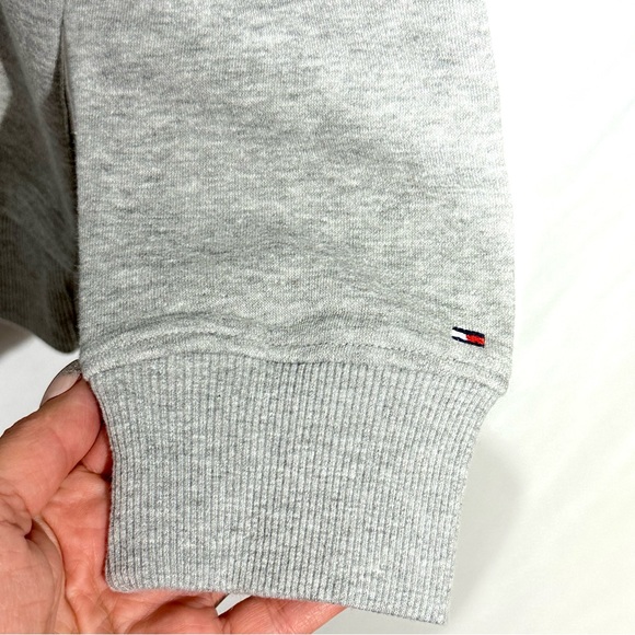 Tommy Hilfiger NWT Boys Grey/Heather Crewneck Sweatshirt Size M (12/14) - Picture 6 of 8